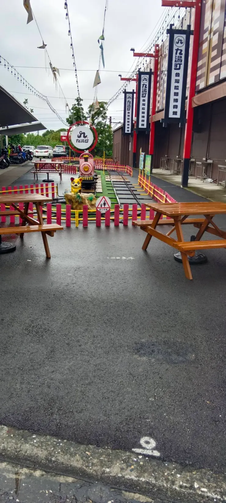 裡面有親子小火車可以使用喔，但需要投幣~