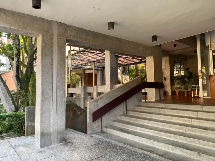 三段式設計，雨庇樓梯、中介空間，室內劃分得非常清楚