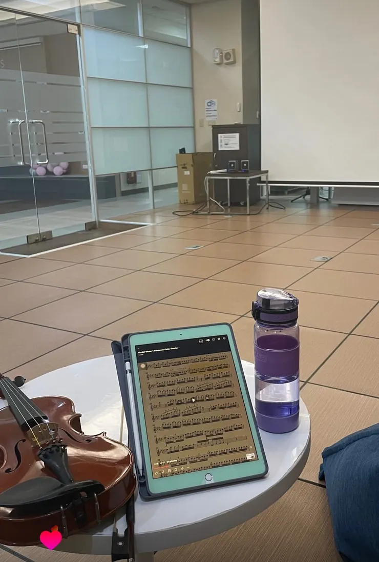 在media room練琴哈哈