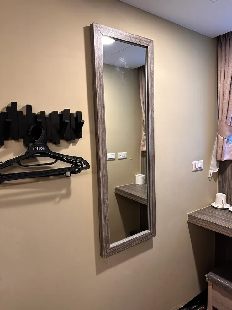 梳妝台旁全身鏡