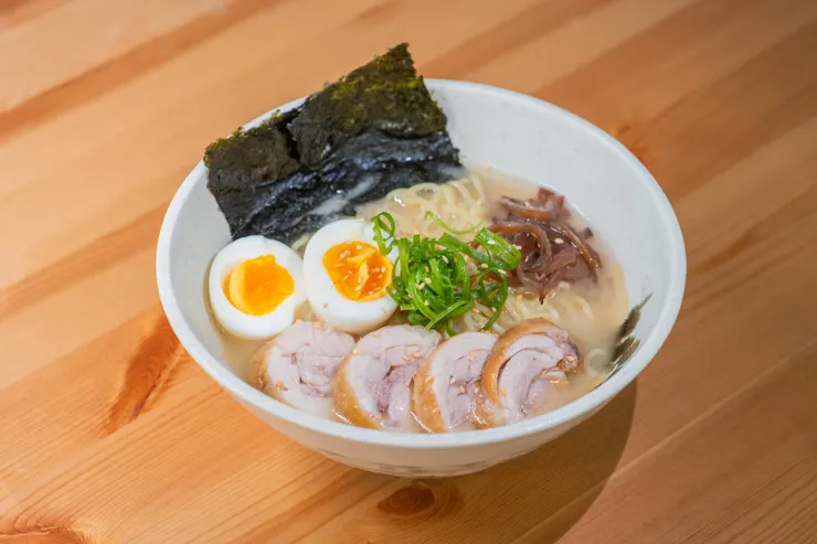 前兩年做的雞叉燒拉麵，收錄在《釀電影》雜誌第 17 期「回家吃飯」