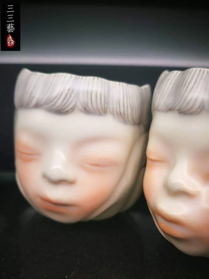 楊宗嘉出生於1992年,以陶瓷雕塑為核心,融合金屬、光澤釉、纖維等複合媒材,作品以孩童、雙生、傷痕與成長為核心主題