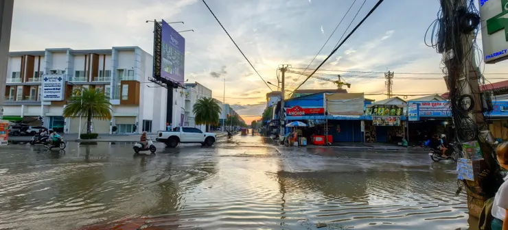 金邊雨後街道積水
