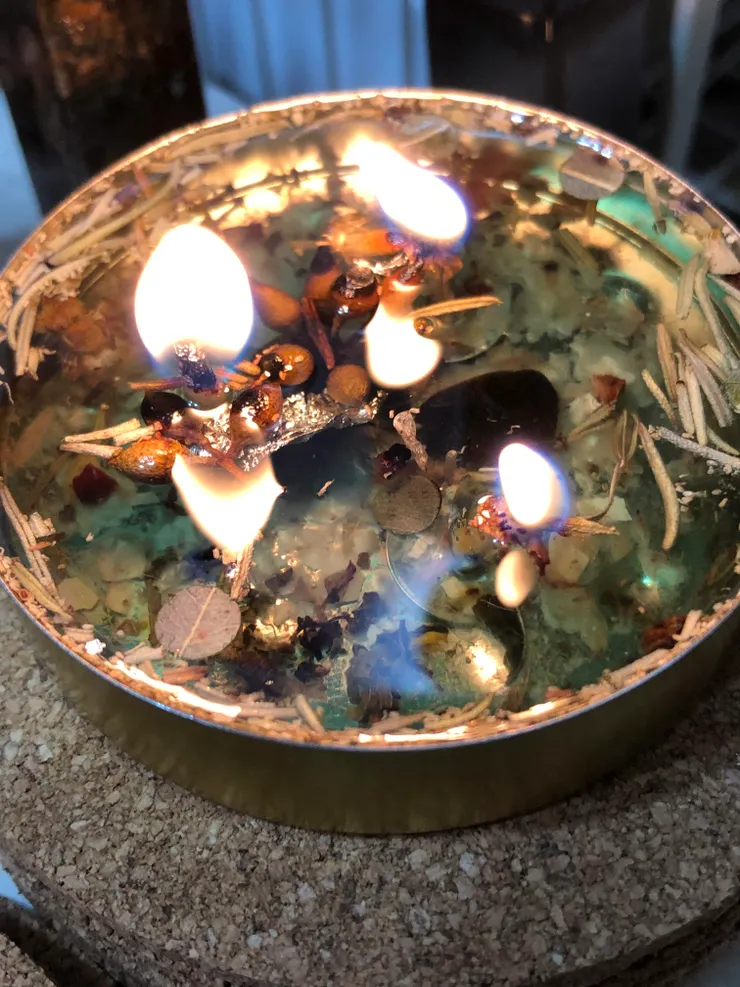 燃燒時蕩漾的燭光與植物輝映