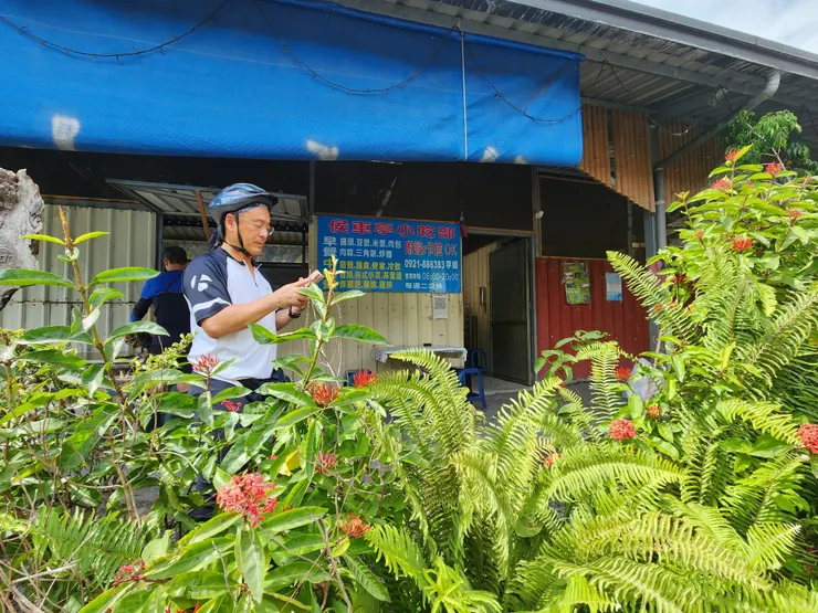 12:50在萬豐部落小吃部用餐休息