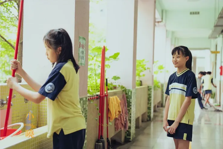 小曉無論在家、學校，都尋求被理解，卻又不自覺地徘徊在失控邊緣。