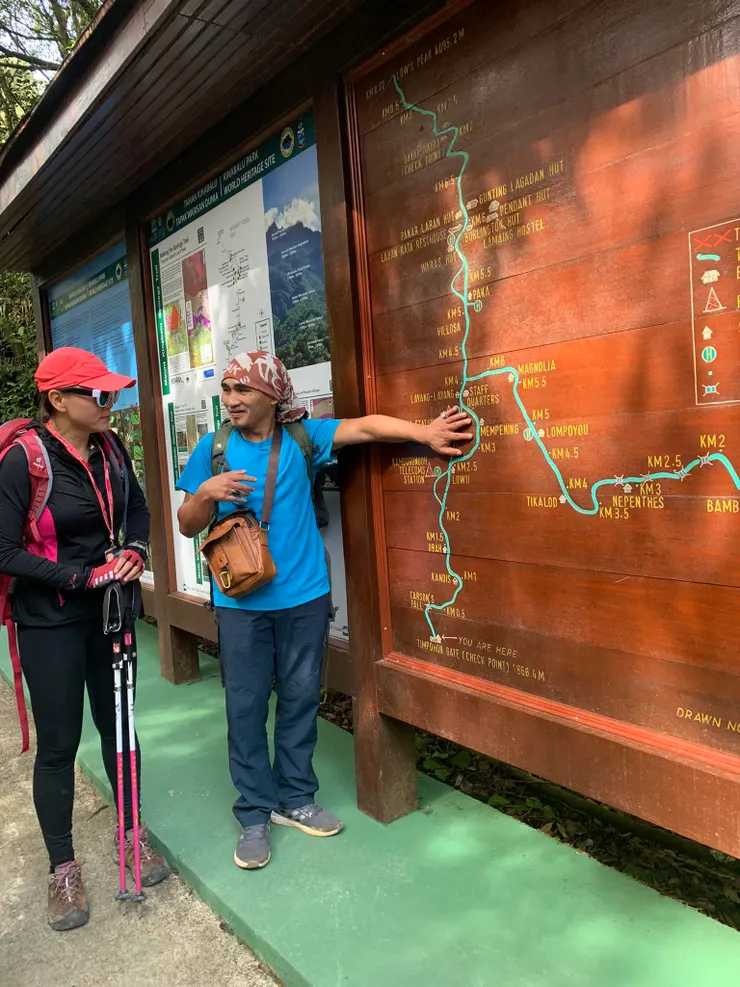 神山嚮導解釋登山路線
