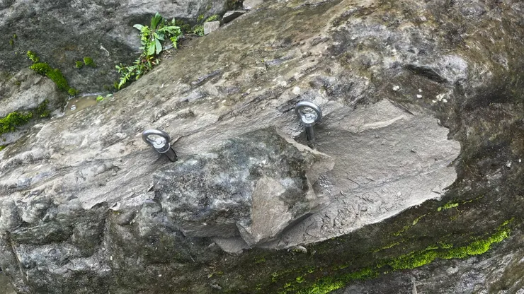 241109 青潭瀑布 GL下方崩繩點噴掉失效，bolt安裝過於接近邊緣，使其受力從脆弱面崩毀