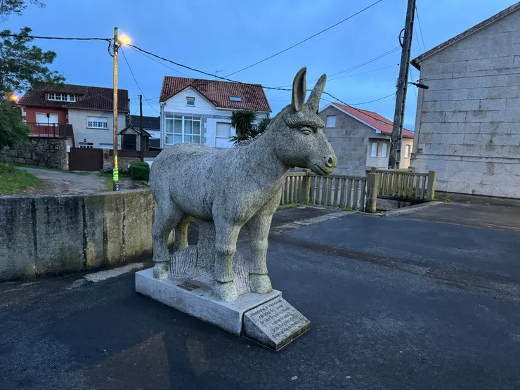 天快亮的時候看到的路邊雕塑