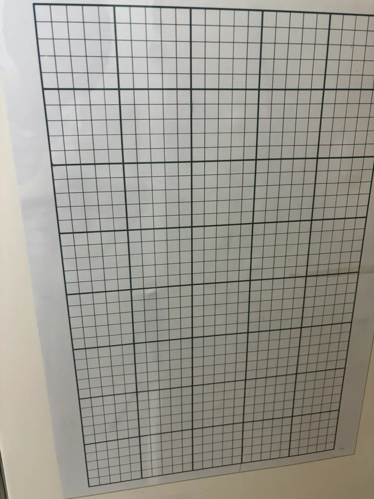 A3方格版，我買的是磁吸款，但後來發現實在太大很難帶出門，用來作面積和座標教學都很方便