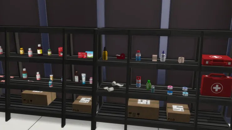 架子的最低層有未開箱的補貨。