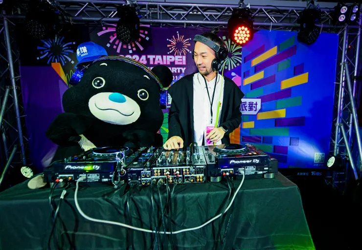 熊讚來到多元舞台「靜默派對」與觀眾同樂。