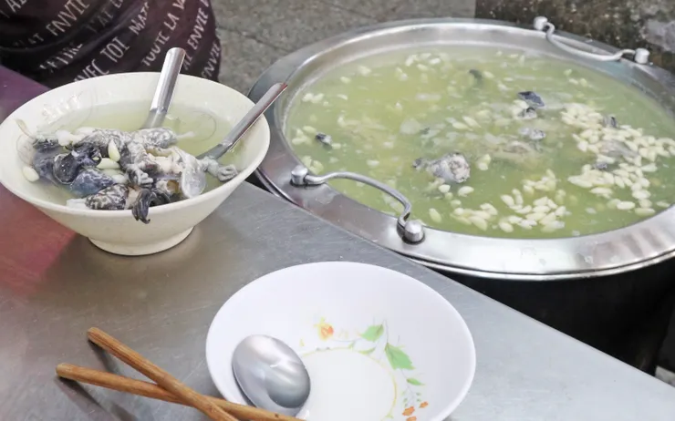 高雄 灣中街「蒜頭田雞湯」。