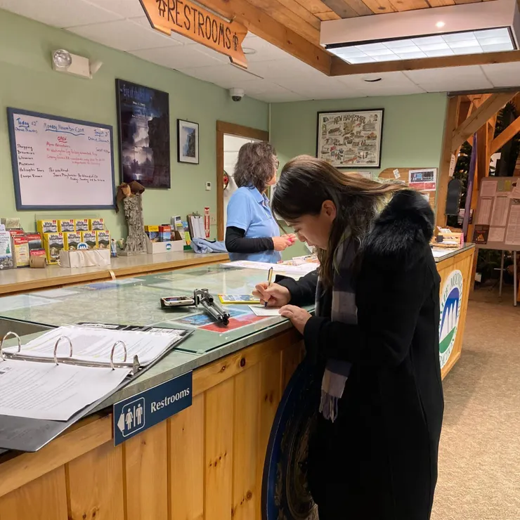 寫名信片寄給好朋友是卡蘿每次出國遊玩的習慣