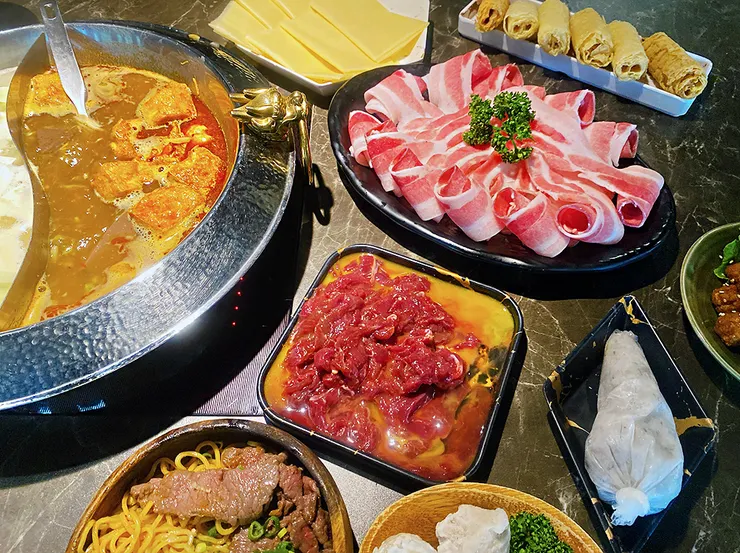 內湖火鍋推薦│柳記螺螄粉火鍋，訂位即送海鮮，當月壽星滿額霸氣贈送海鮮塔