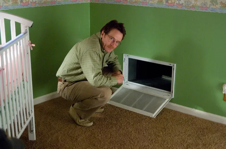 華特用超笨拙的方式來藏錢。圖片來源自IMDb《絕命毒師》