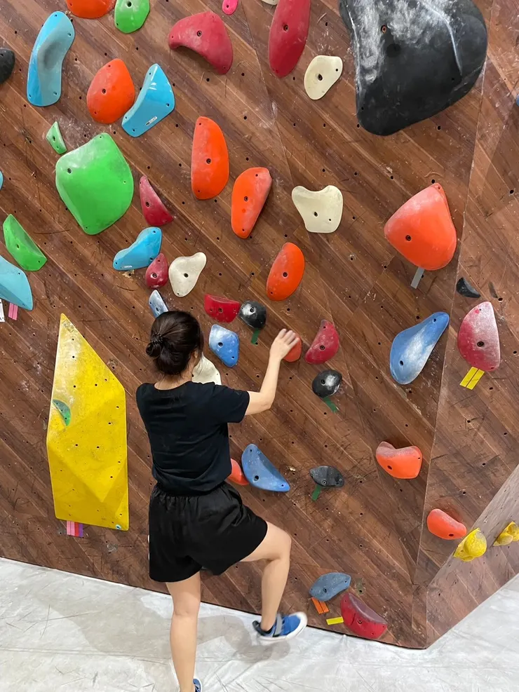 在新莊MegaStone攀岩館開始體驗抱石