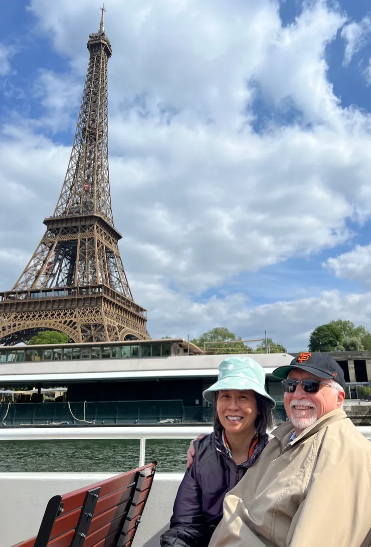 The tour guide on the boat took this picture for us. 船上的導遊十分好心,一一幫乘客與巴黎鐵塔合照