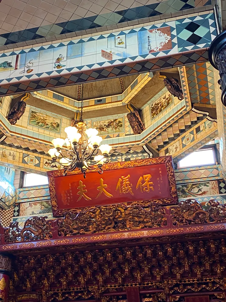 正殿的花磚藻井