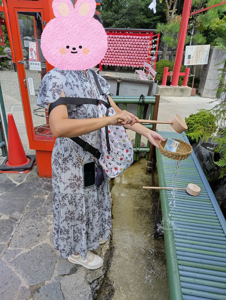 將錢幣（或鈔票）放在錢洗籃中