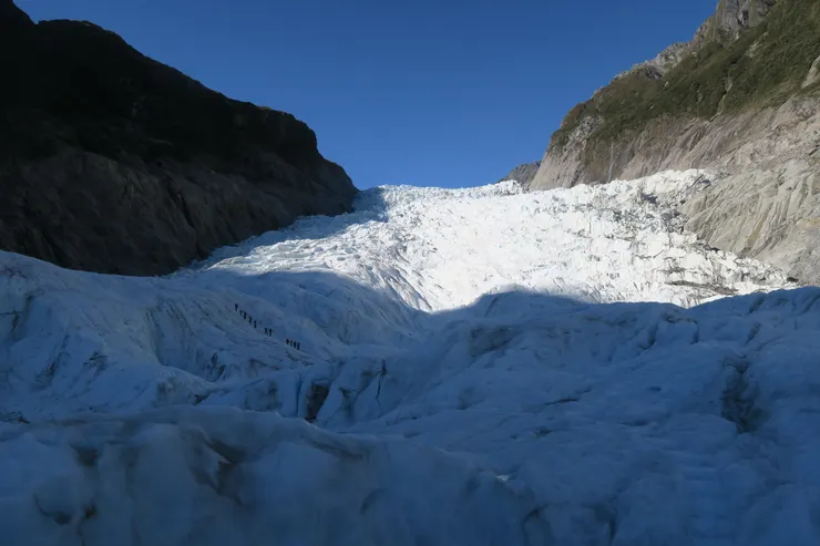 看到遠方的人才驚覺健行的路徑有這麼長...