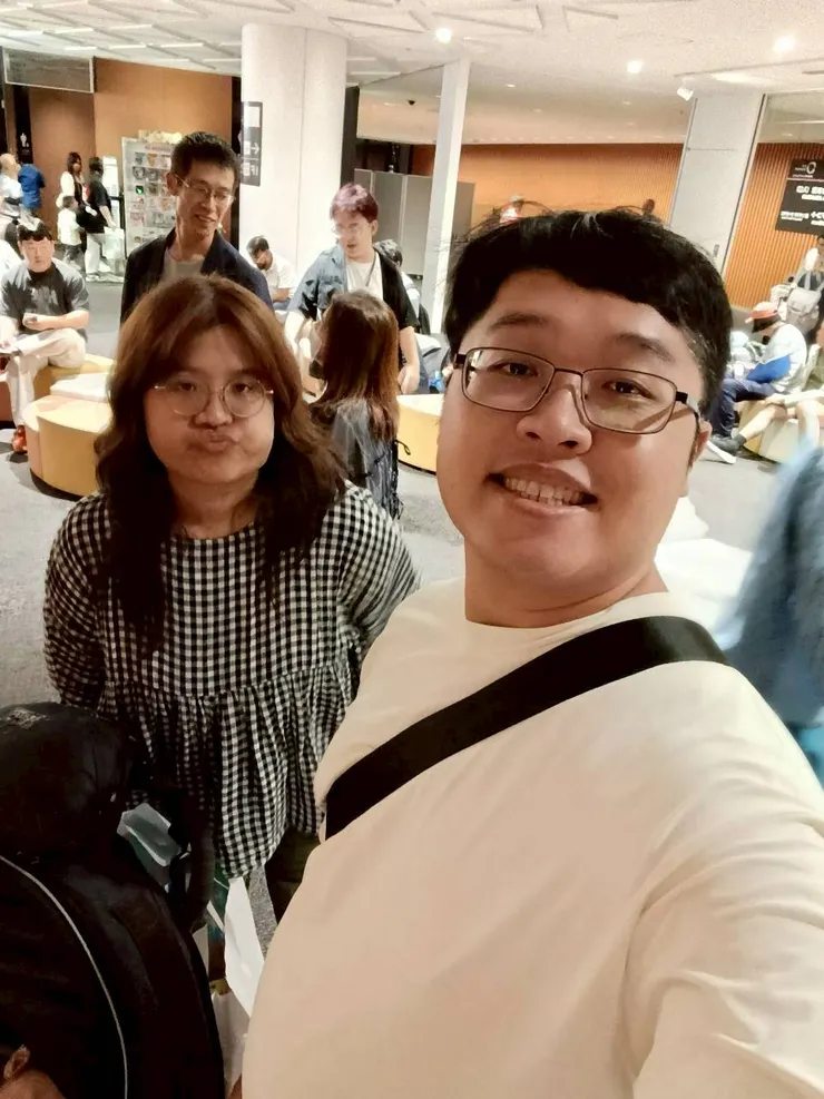 買完東西的我們，休息一下😂