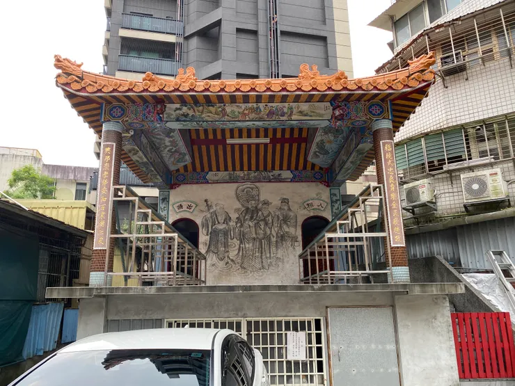 1977年興建的戲台，正面福祿壽喜四仙的彩繪為彩繪匠師許連成的作品