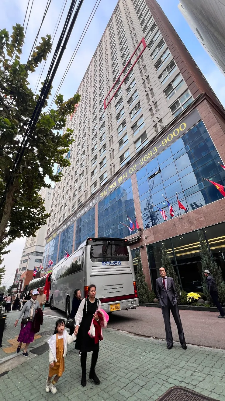 被電梯耽擱的遊覽車