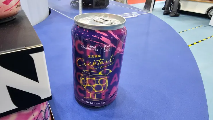 這是華航的紫雲漫旅機上特調!和金色三麥合作的!紫色包裝好美!