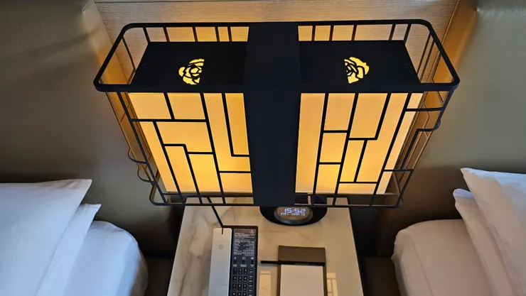 床頭的這個玫瑰燈很美!