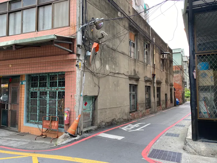 巷口的小矮門,吸引我的目光。