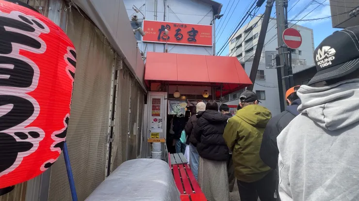 「博多達摩拉麵總本店排隊盛況，建議早上開門前提早 20 分鐘來排隊。