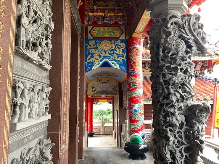 精緻浮雕工藝與龍柱（圖片截圖於網路）