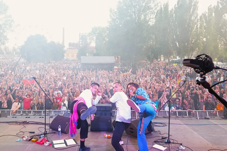 阿美搖滾樂團「漂流出口」在捷克 Colours of Ostrava 音樂節演出，震撼萬名歐洲樂迷。 （圖／風潮音樂　提供）