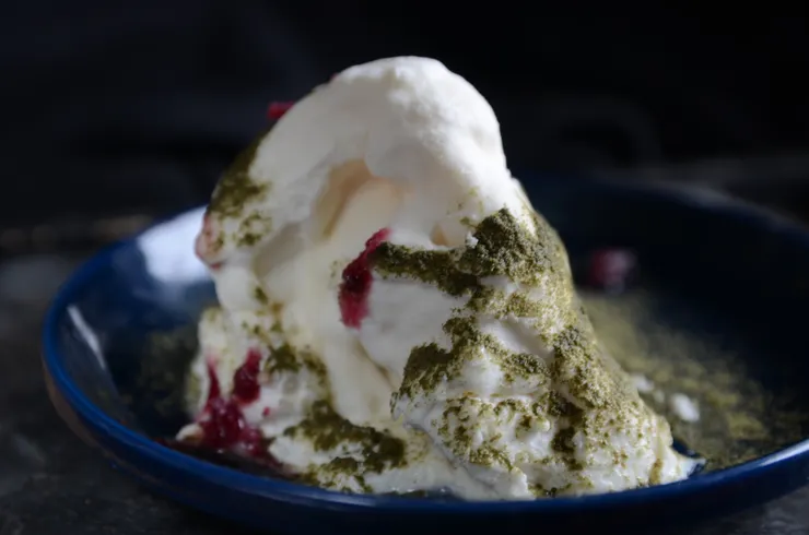 白色的酥山太素了，古人於是開始為它們上色，有用畫眉的青黛，將酥山的局部染成綠色，模擬碧樹綠竹的型態；甚至皇宮的酥山也會染成精緻的紅酥。