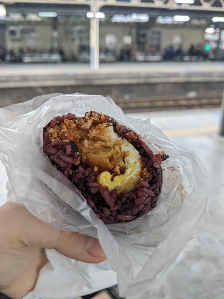 早餐買了車站旁小攤販的紫米飯糰,熱騰騰很好吃!
