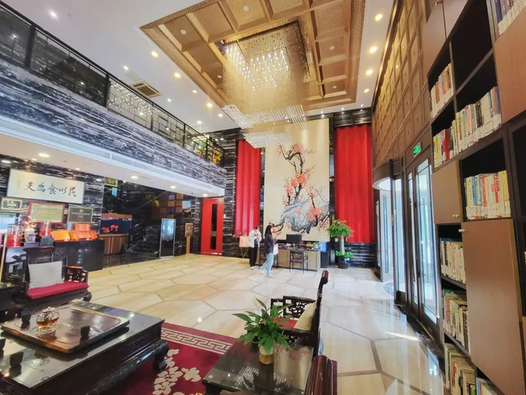 古典雅致的常州文筆山莊位於常州市中心，西倚千年古剎天寧寺，東臨東坡公園艤舟亭，北臨紅梅公園，環境優美宜人。環遊世界366天