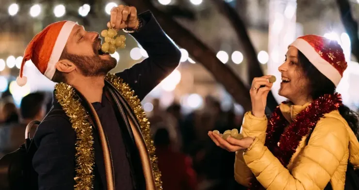 圖片來源：FR網站 by Martin-dm/Getty / 12顆葡萄可以在家享用，也能在鐘樓前品嚐。白阿利坎特葡萄是西班牙人跨年的傳統選擇，跨年期間超市特別販售12顆裝，為迎接新年增添一份獨特儀式感！