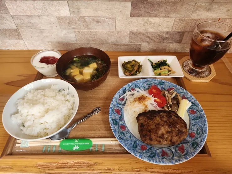 和歐吉桑一起吃的定食