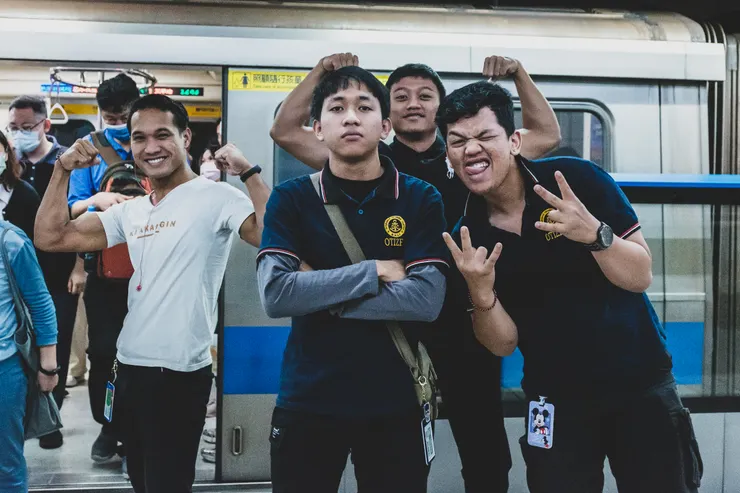 不愧是海事學校的，身材壯碩啊！