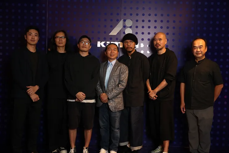 (右3)三金典禮視覺大師方序中、(右2)潮品收藏家阿木導演、(右1)金工大師劉榮釗、(中)新北市金銀珠寶商業同業公會理事長徐志賓、(左2)攝影大師蘇益良等重量級嘉賓悉數出席(圖片提供: kim-a:黃金品牌提供)