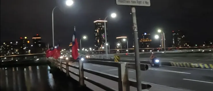 最後一條跨越的河是淡水河。