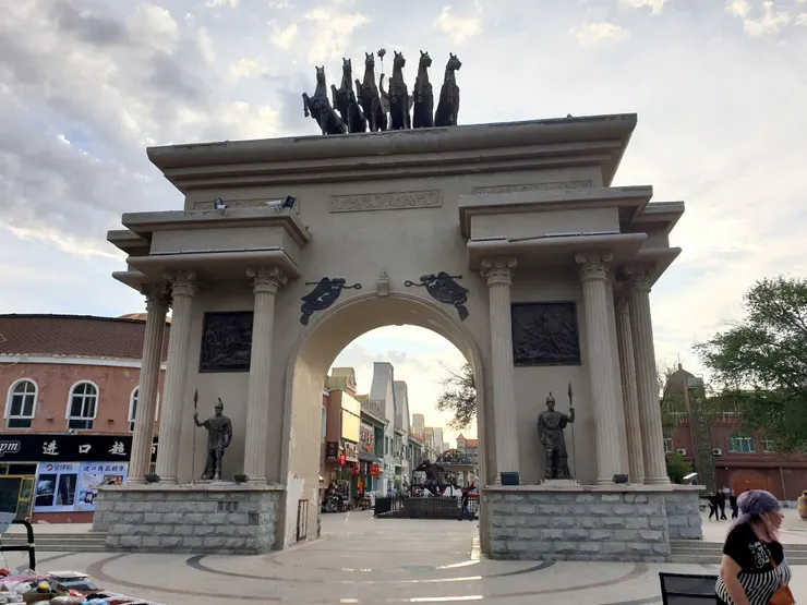 夜市的另一個入口處，卻是歐風建築，真是融合多種文化