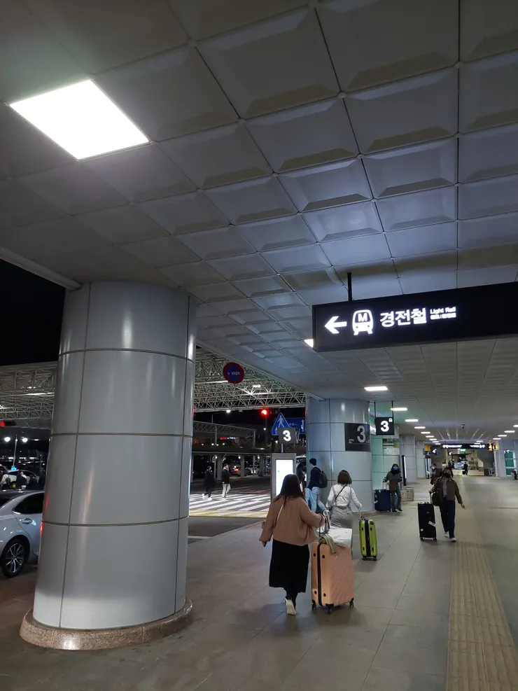 跟著電車指標走，從外面連通道走到輕軌電車站