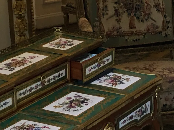 這是個總要將相機鏡頭拉近至極限才拍得到作品的展覽。陶瓷就在打開一點點的抽屜中，真想不到。