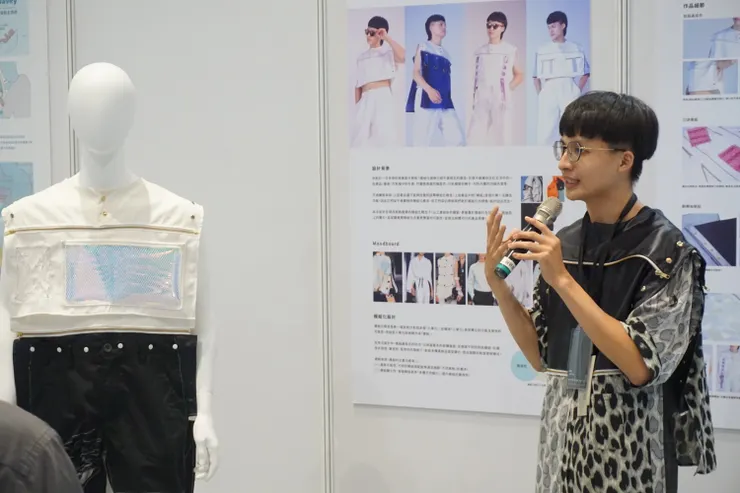 部分學生會在新一代設計展與觀展者解說自己的作品