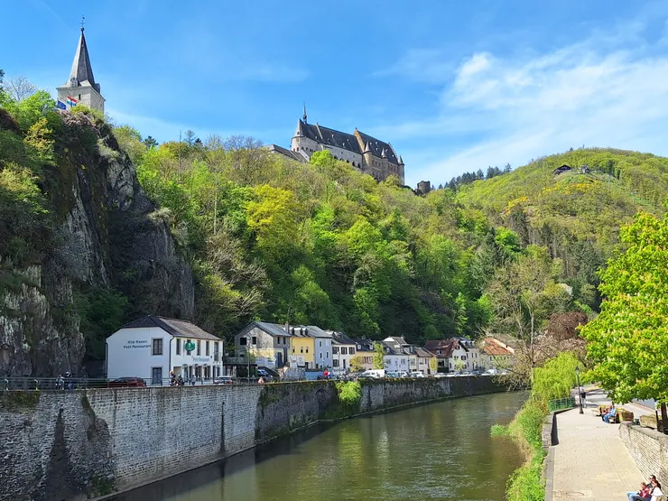 從山下往山上看城堡