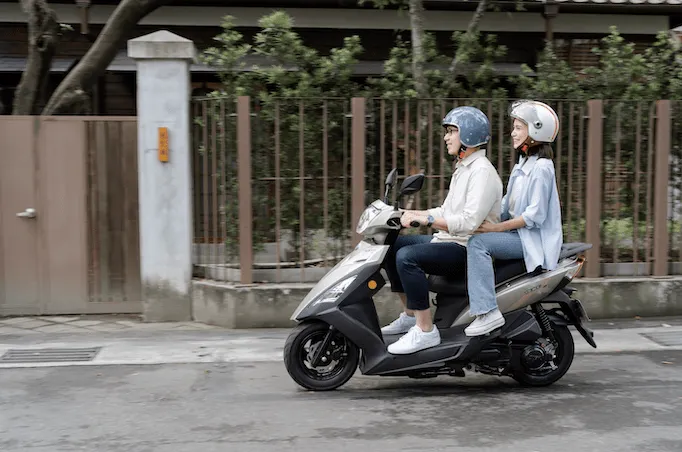 除主打好品質、好安全、好省油外，迪爵125更配備了零後仰懸吊系統A.L.E.H.，讓起步加速都更加平穩順暢。圖：SYM提供