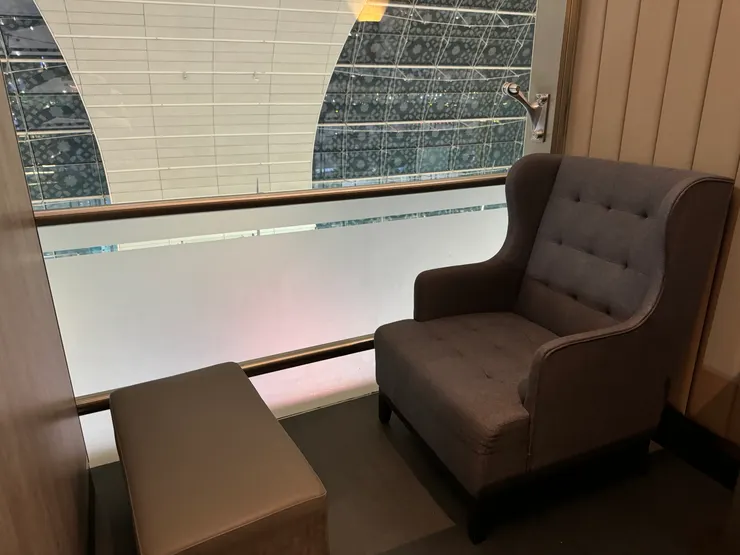 這是包廂外面有門等於有自己的私人空間可以休息喔