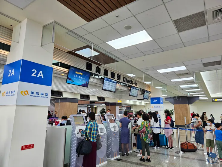 華信航空國內線報到櫃台